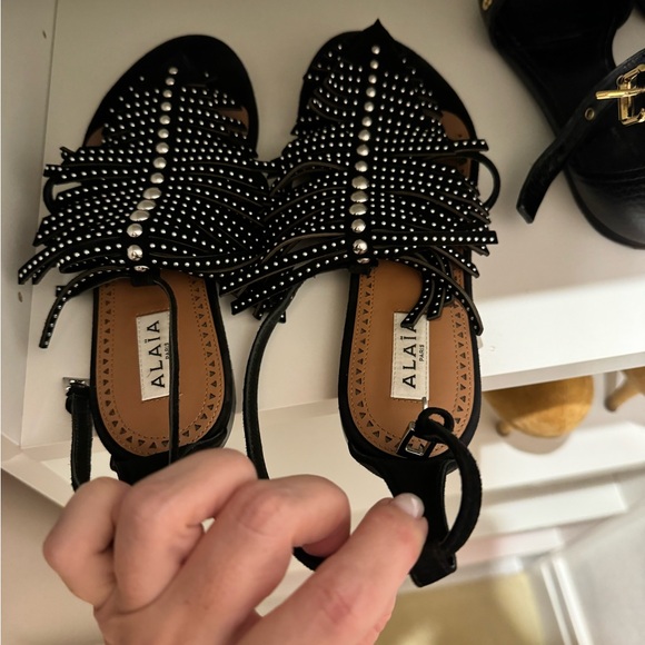 ALAÏA
Embellished suede thong sandals with Box. - Picture 8 of 13